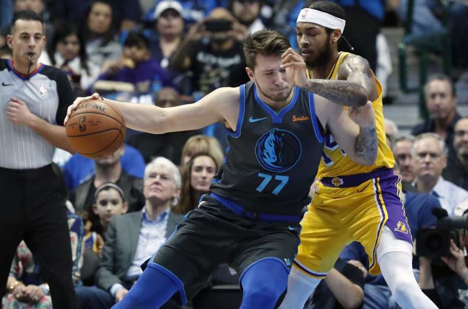 Lakers edhe pa Jamesin triumfon kundër Mavericks