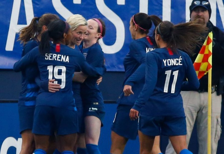 Emrat e grave ‘inspiruese’ në fanellat e futbollisteve amerikane