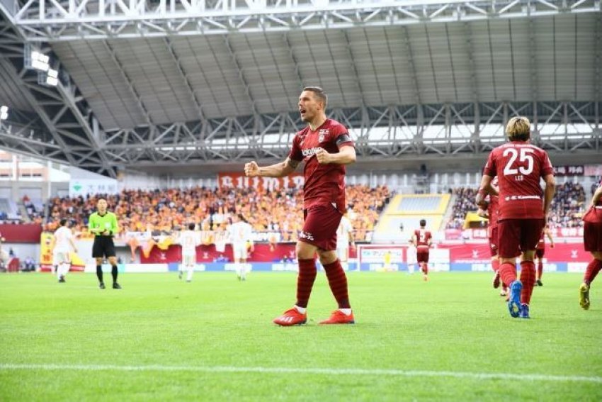 Podolski zhbllokohet falë magjikut Iniesta, feston si japonez