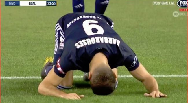Futbollisti krishterë bie në sexhde dhe lutet për viktimat e Zelandës së re
