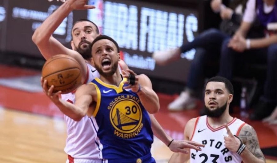 Warriors triumfojnë ndaj Raptors dhe barazojnë serinë finale në NBA